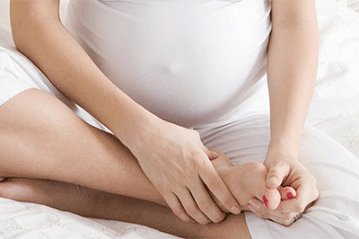Сводит ноги во время беременности: что делать?